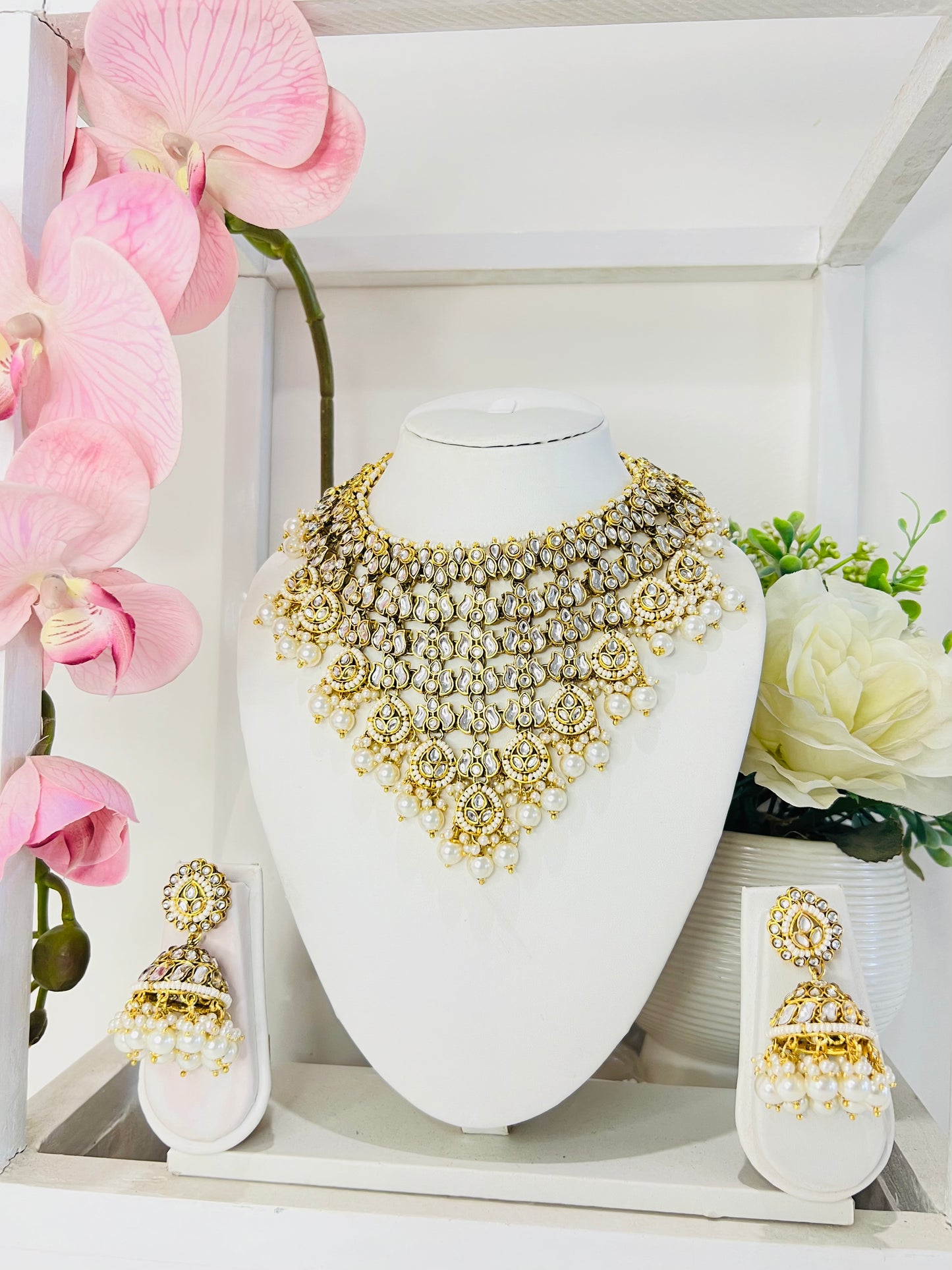 Amrae Kundan Set with Earrings and Maangtika (White)