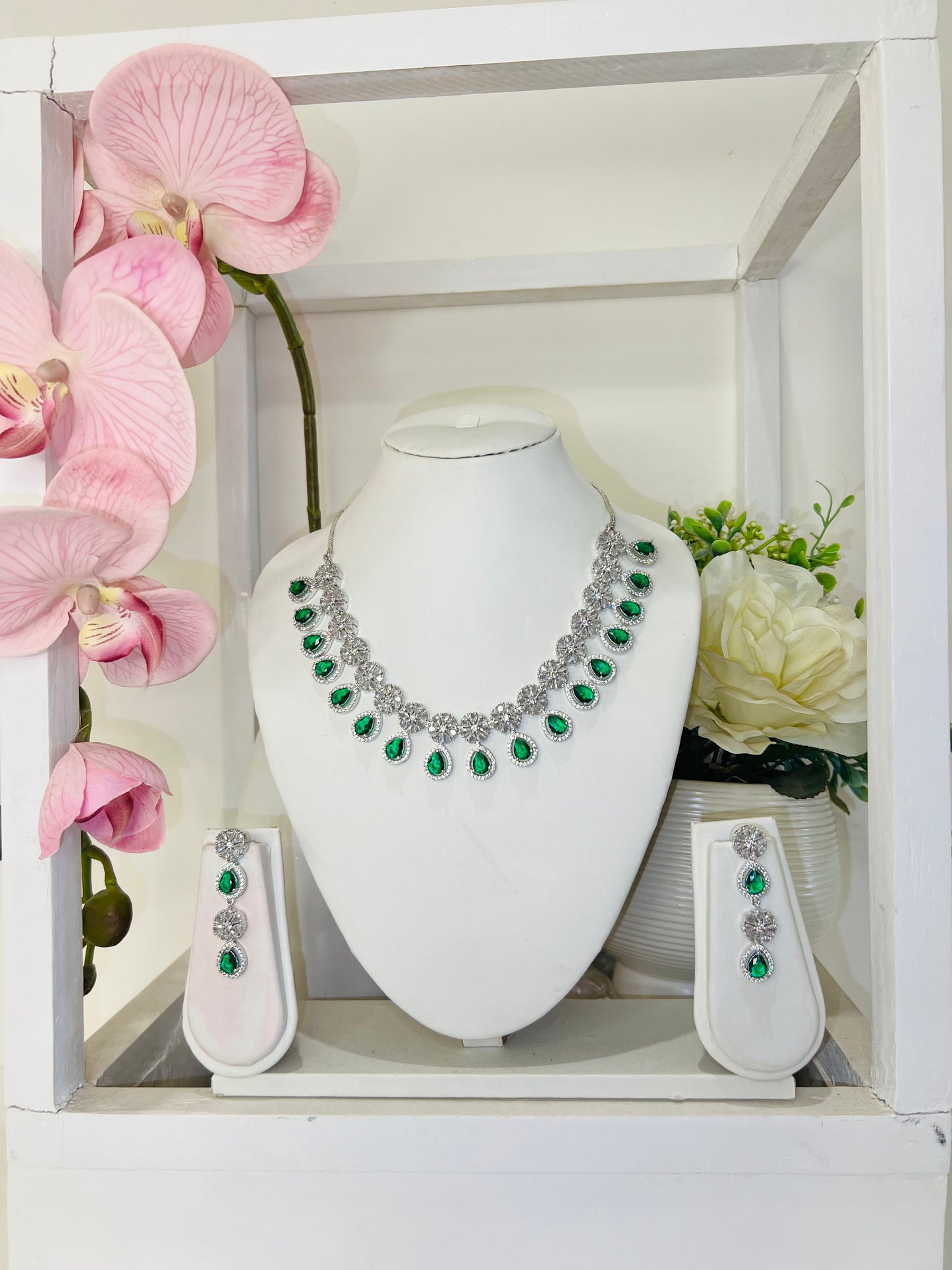 Delta Diamond Set with Earrings (Green)
