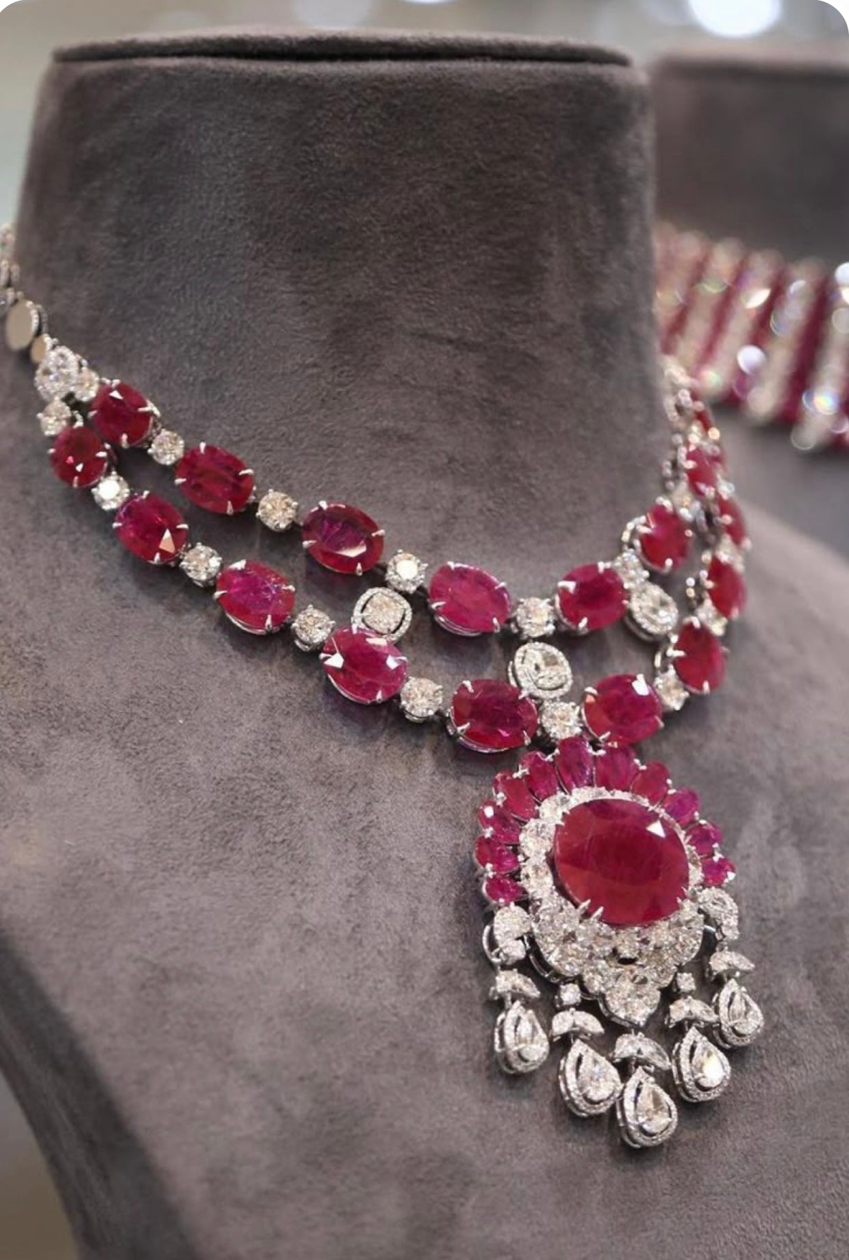 Vivanté Diamond Necklace Set (Red)