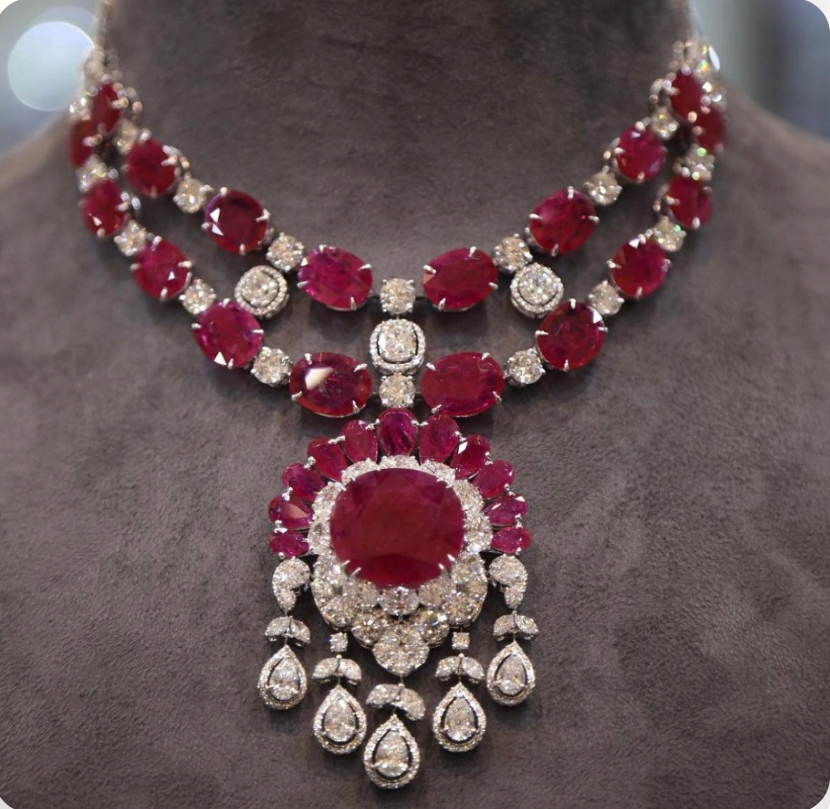 Vivanté Diamond Necklace Set (Red)