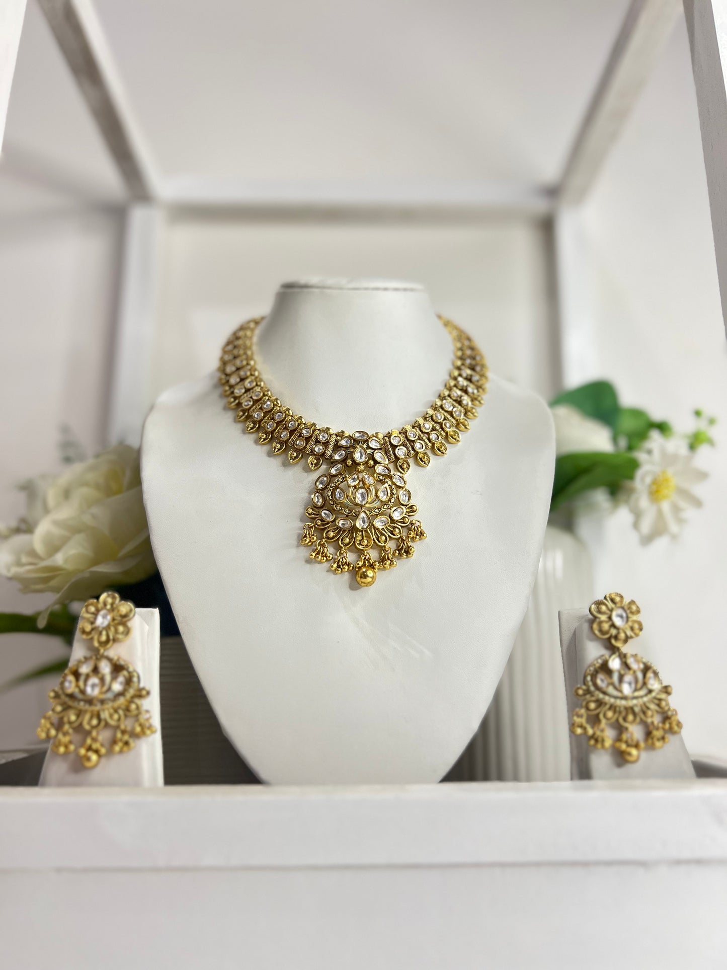 Dominion Kundan Set with Earrings (Gold)