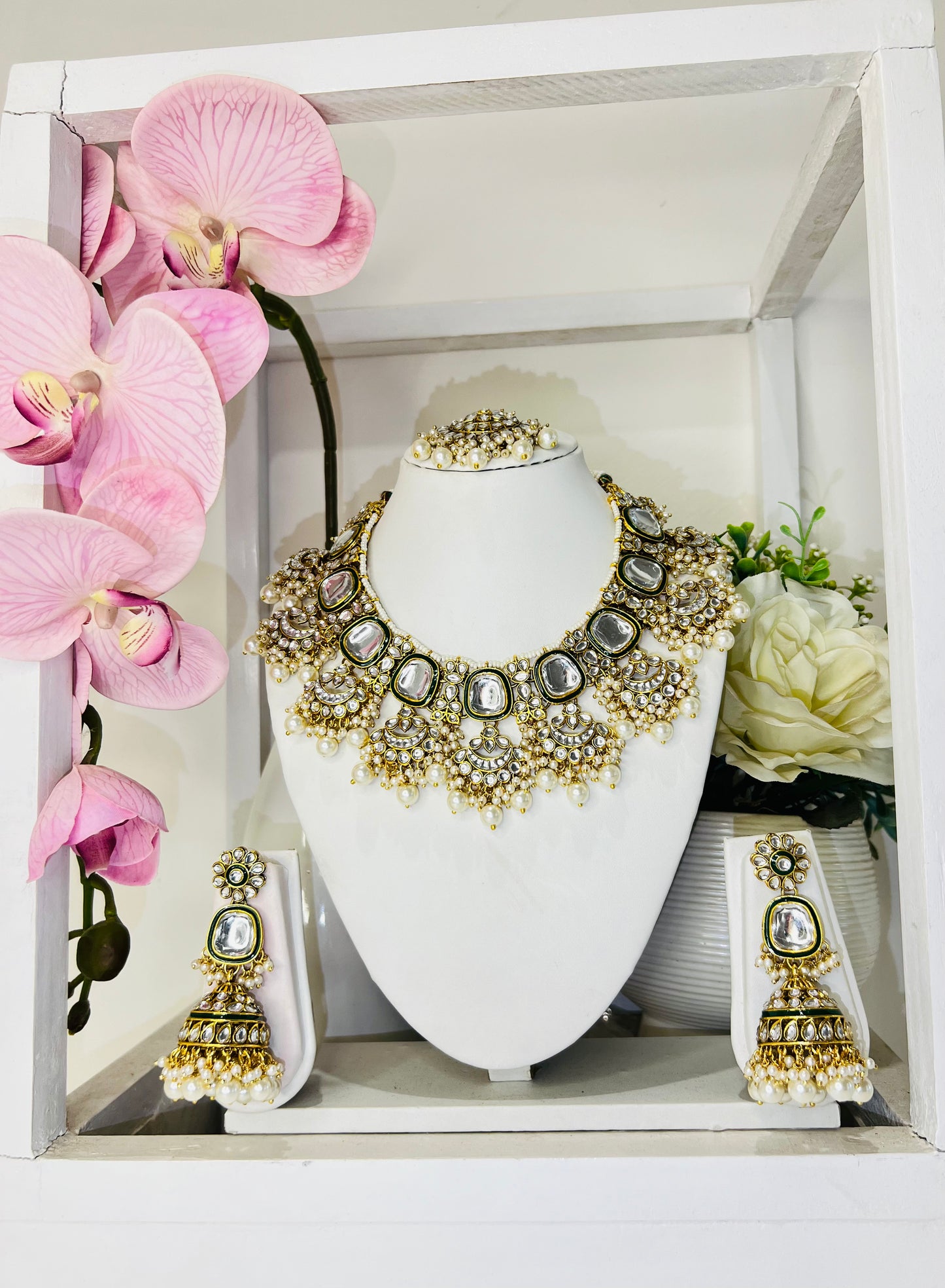 Prishti Kundan Set with Earrings and Maangtika (Gold and Green)