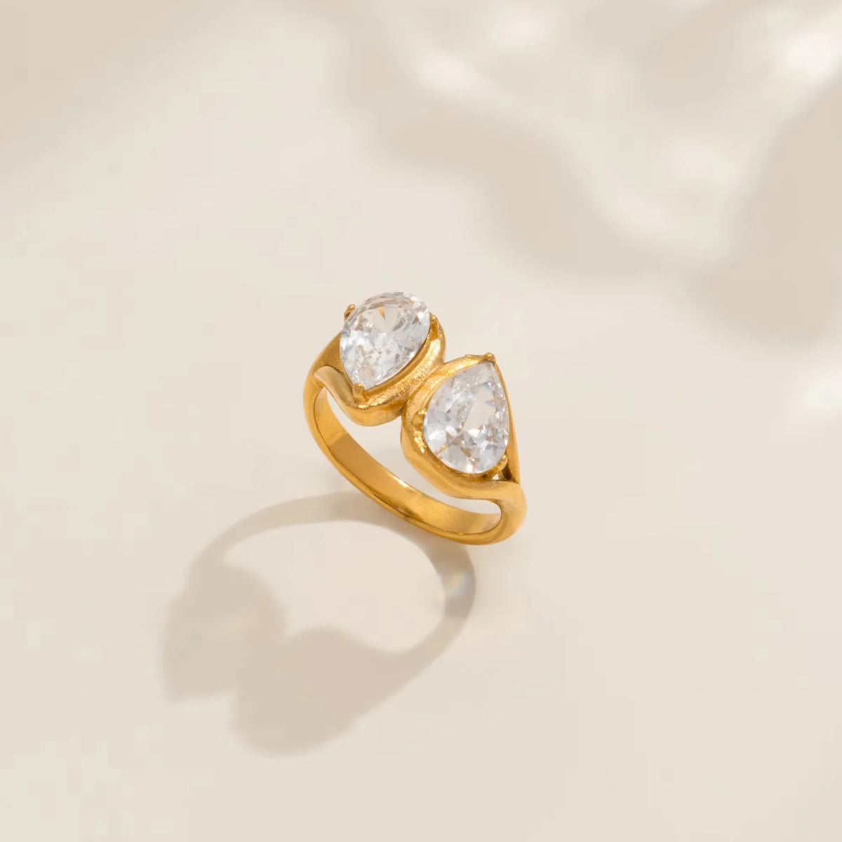 Juliet gold toi-et-moi ring with two pear cut stones
