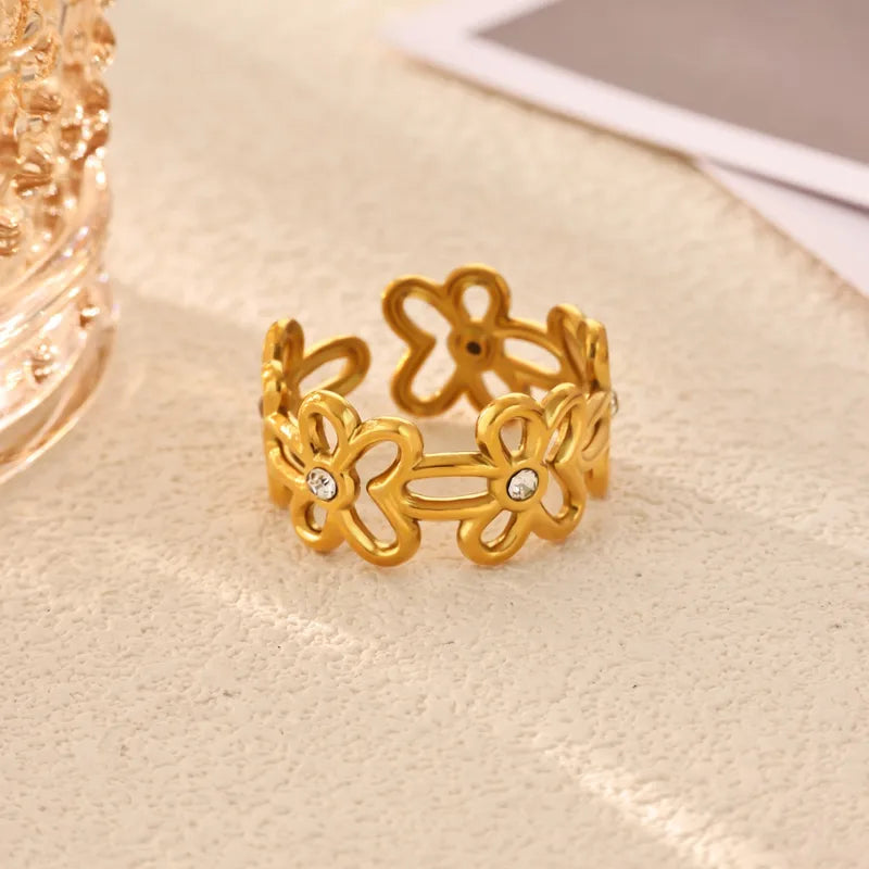 Daisy gold floral cut-out band ring with small stones