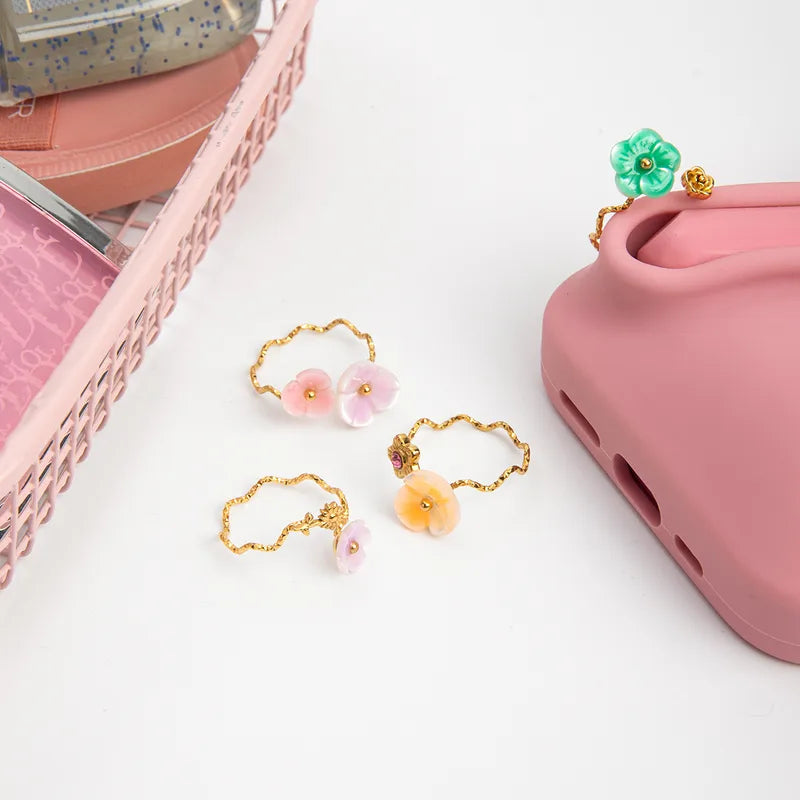 Lila wavy gold ring with pink enamel flowers, view 2