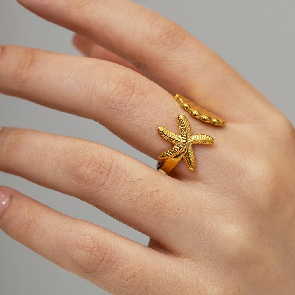 Ondine gold open ring with a starfish and a scallop shell, view 4